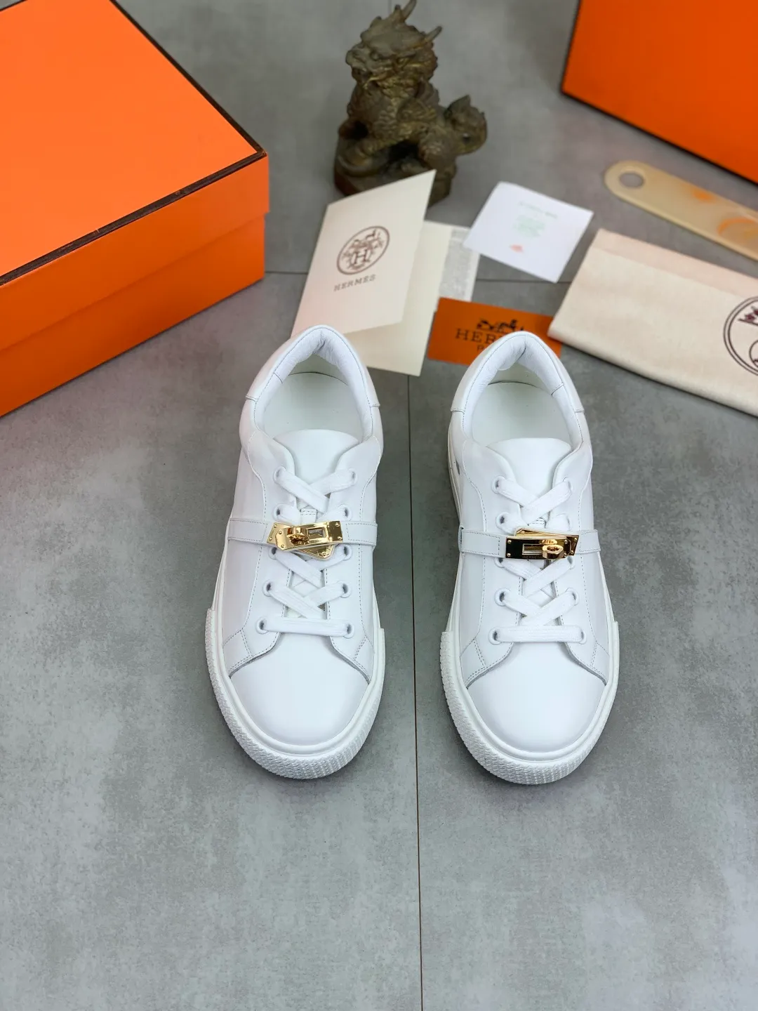 Men's men's shoes 💰P640 New Hermes top version Hermès classic couple style #𝐊𝐞𝐥𝐥𝐲 buckle casual white shoes skateboard shoes that will not conflict with shoes at all. Full of unknowns, Hermès rarely produces flat casual shoes and they are paired with classic palladium-plated Kelly shoe buckles! You'll fall in love with it at first sight. It's super versatile and can be worn with any skirt or pants. 🉑️Close your eyes and wear it. It's super noble. Fabric: Specific cowhide/canvas material. Lining: Sheepskin lining. Outsole: Original molded TPU outsole. Size: 35-45.